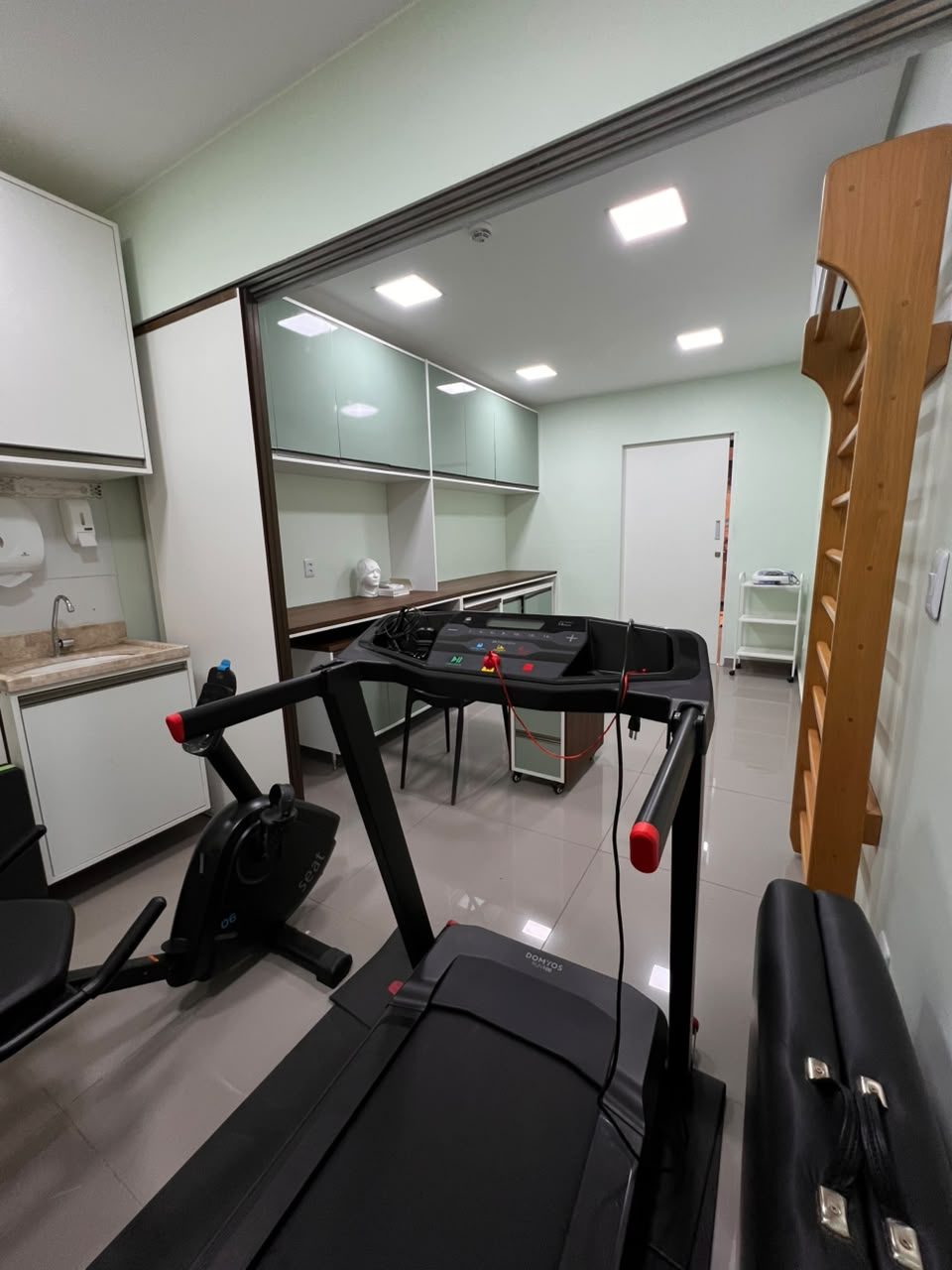 Sala de fisioterapia com equipamentos